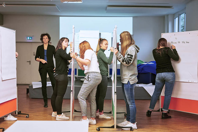 In praxisnahen Projekten werden unsere Studierenden schon früh mit den Herausforderungen echter Unternehmen konfrontiert.