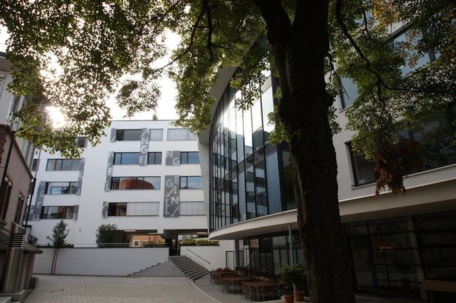 Der Campus ist technisch bestens ausgestattet: Computerräume, moderne Präsentationstechnik und eine vernetzte Bibliothek
