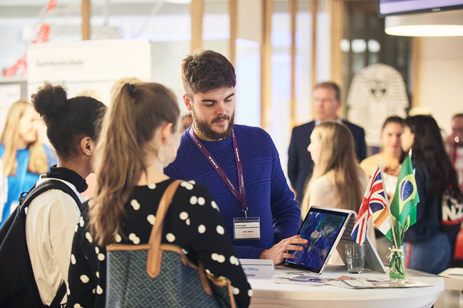 Mit etwa 50% Studierenden aus dem Ausland sind wir eine der internationalsten Hochschulen Deutschlands.