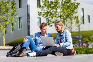 Studenten am Campus der Hochschule Osnabrück.