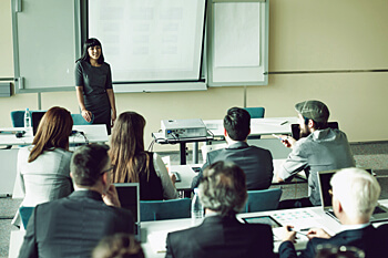 Dozentin vor Studierenden