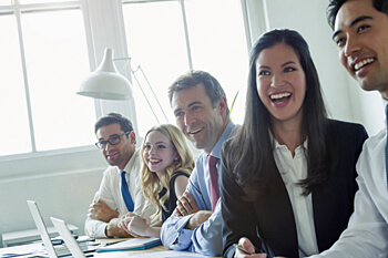 Lächelnde Studenten im Seminarraum