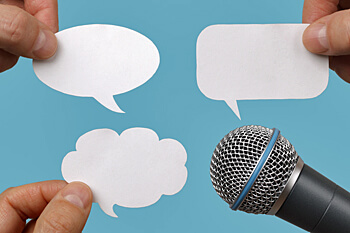 Sprechblasen vor Mikrofon