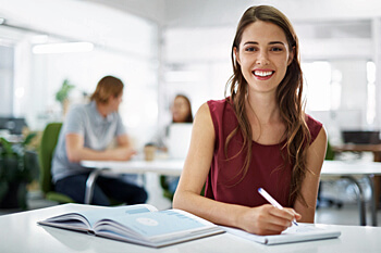Studentin macht sich Notizen