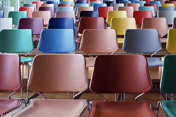Bunte Stühle im Hörsaal