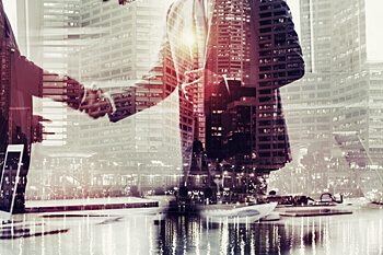 Zwei Personen begrüßen sich