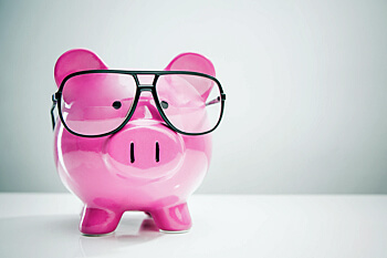 Sparschwein mit Brille