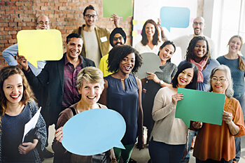 Studenten halten Sprechblasen hoch