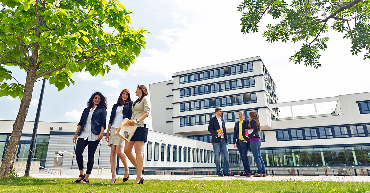Studierende auf dem Campus