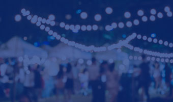 Open Air Veranstaltung am Abend mit vielen Gästen