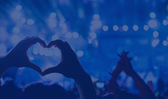 Konzert: Zwei Hände formen ein Herz