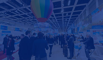 Aufnahme einer gut besuchten Messehalle 