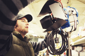 Veranstaltungstechniker richtet Scheinwerfer aus