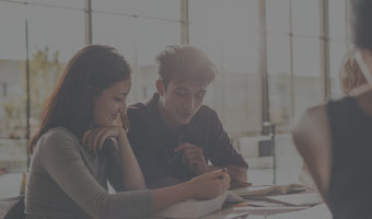 zwei Studierende beim Lernen